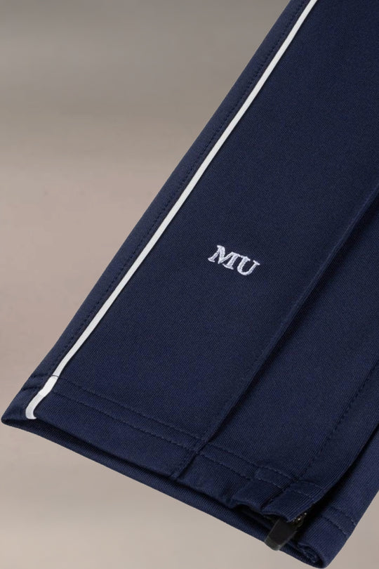 Detailshot van de broekspijp van blauwe heren sportbroek met witte zijstreep en subtiele afwerking, Muscle Up Store