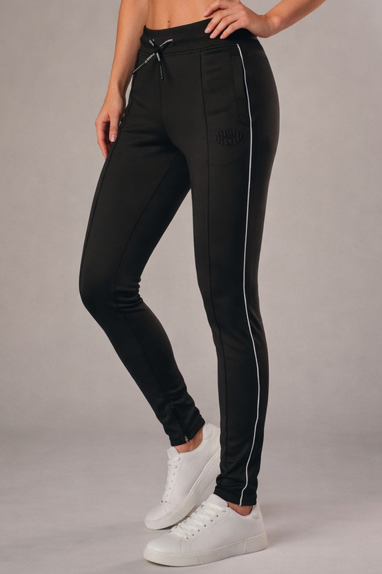 Zwarte muscle fit sportbroek voor dames met witte zijstreep en embossed halterlogo, full body vooraanzicht, gedragen met wit T-shirt en witte sneakers