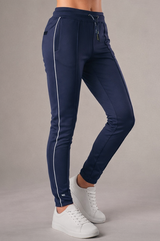 blauwe muscle fit sportbroek voor dames met witte zijstreep en embossed halterlogo, full body vooraanzicht, gedragen met wit T-shirt en witte sneakers