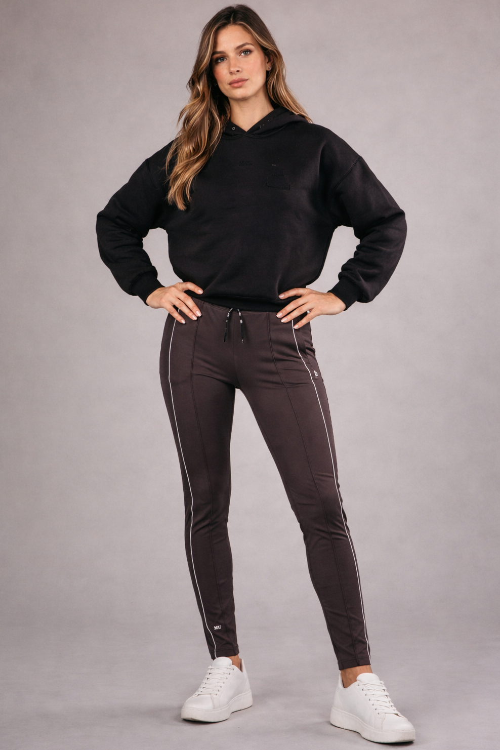 Hoodie Z2 voor dames – luxe zwarte oversized hoodie met embossed logo, en cropped. Perfect voor gym, sporten, koffiedrinken of casual wear