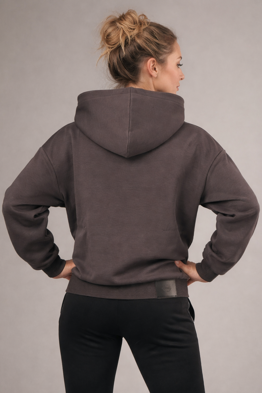 Achterkant van Hoodie Z2 – oversized grijze dameshoodie met subtiel embossed logo en relaxed fit