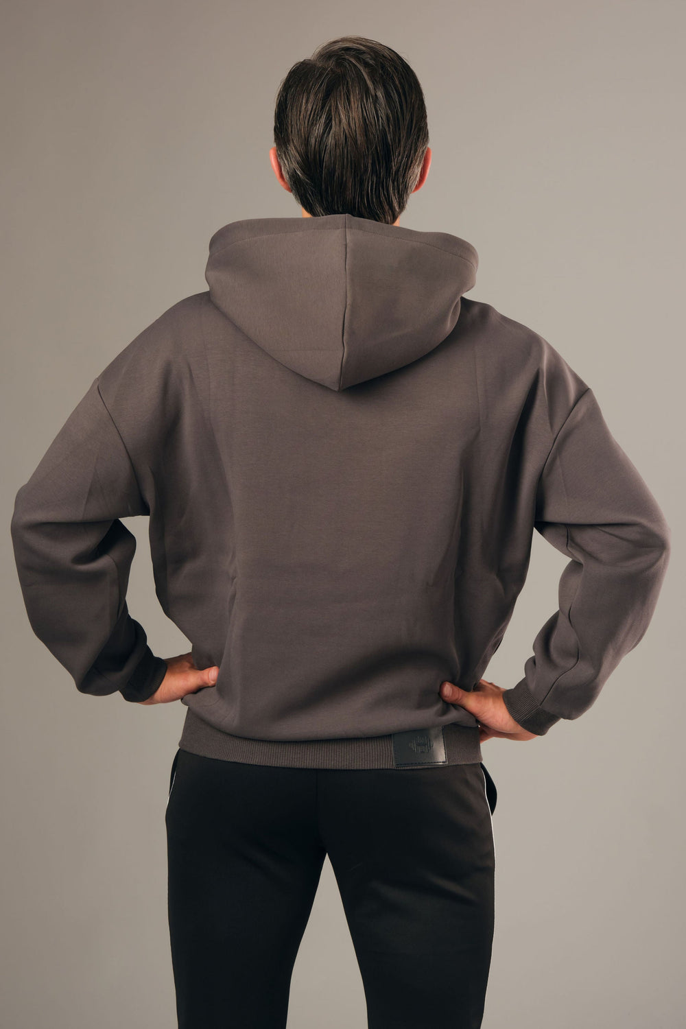 Achterkant van Hoodie Z2 – oversized grijze herenhoodie met subtiel embossed logo en relaxed fit
