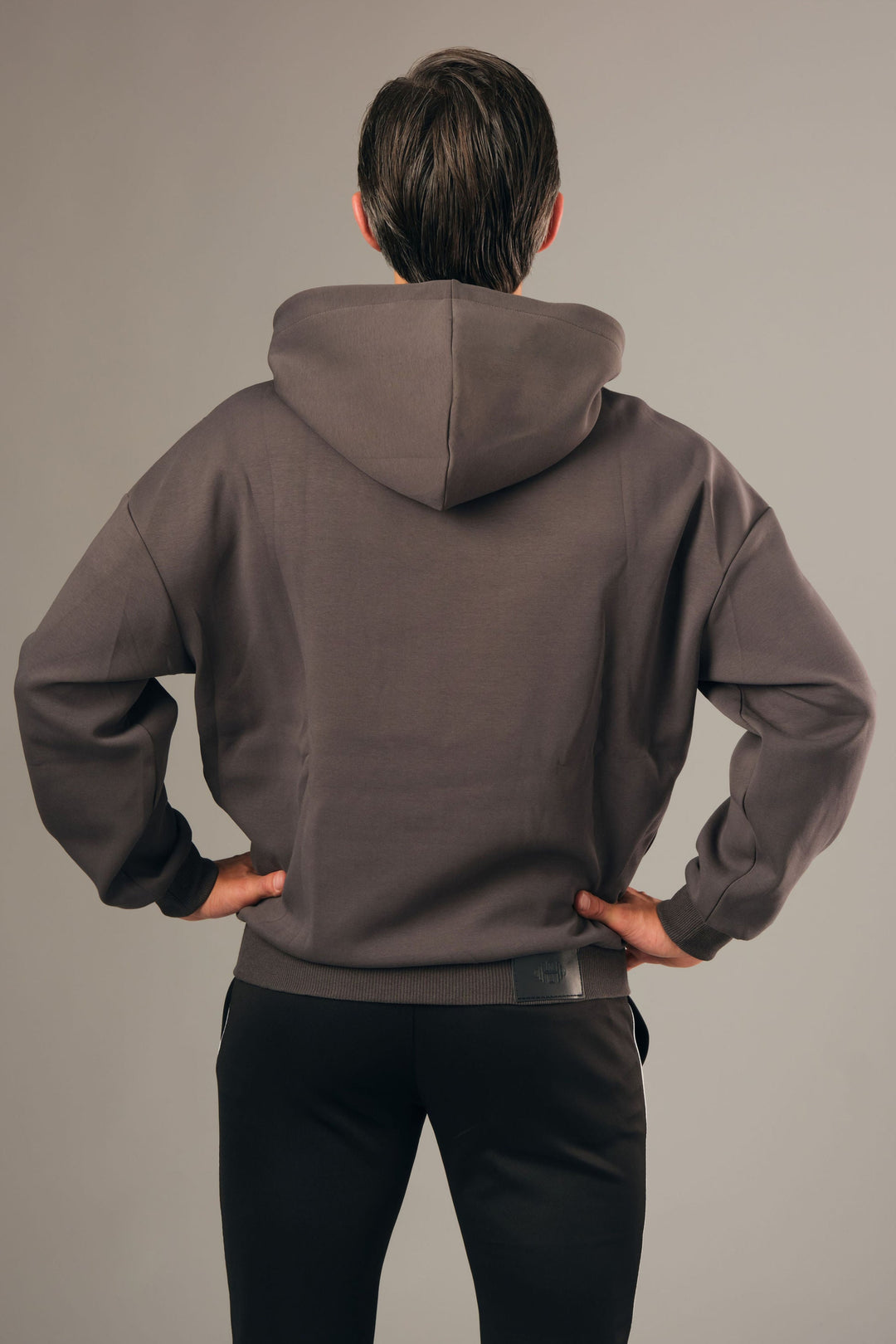 Achterkant van Hoodie Z2 – oversized grijze herenhoodie met subtiel embossed logo en relaxed fit
