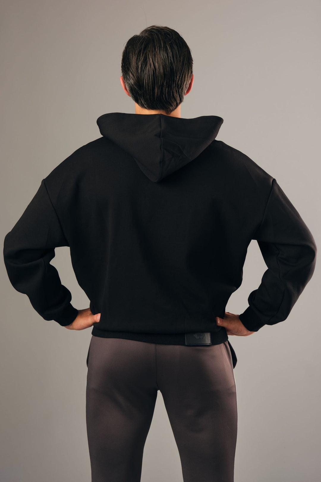 Achterkant van Hoodie Z2 – oversized zwarte herenhoodie met subtiel embossed logo en relaxed fit
