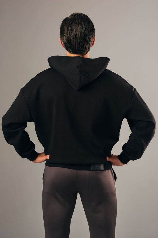 Achterkant van Hoodie Z2 – oversized zwarte herenhoodie met subtiel embossed logo en relaxed fit