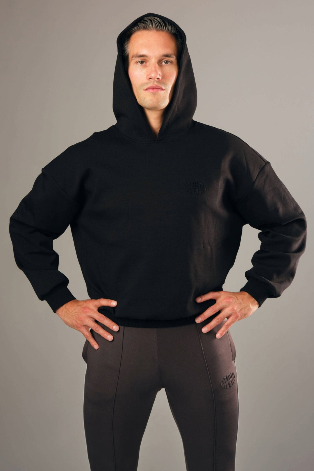 Hoodie Z2 voor heren – luxe zwarte oversized hoodie met embossed logo, en cropped. Perfect voor gym, sporten, koffiedrinken of casual wear