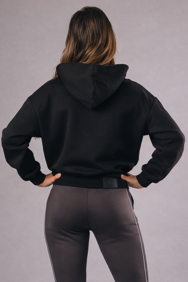 Achterkant van Hoodie Z2 – oversized zwarte dameshoodie met subtiel embossed logo en relaxed fit