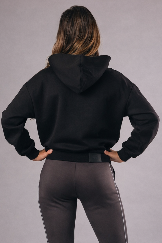 Achterkant van Hoodie Z2 – oversized zwarte dameshoodie met subtiel embossed logo en relaxed fit