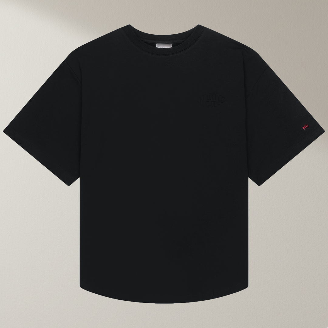 Zwarte oversized T-shirt voor heren van Muscle Up Store met minimalistisch design, embossed logo op de borst en rood MU-detail op de mouw.