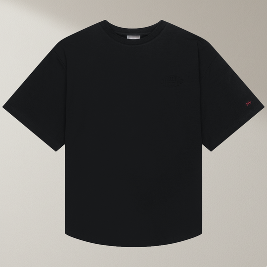 Zwarte oversized T-shirt voor heren van Muscle Up Store met minimalistisch design, embossed logo op de borst en rood MU-detail op de mouw.