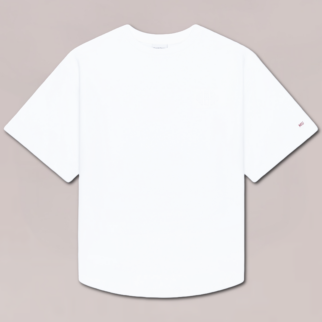 Witte oversized T-shirt voor heren van Muscle Up Store met minimalistisch design, embossed logo op de borst en rood MU-detail op de mouw.