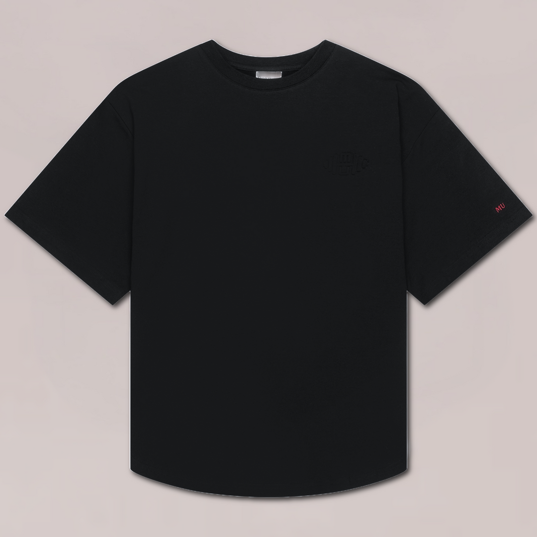 Zwarte oversized T-shirt voor heren van Muscle Up Store met minimalistisch design, embossed logo op de borst en rood MU-detail op de mouw.