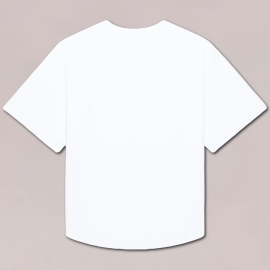 Achteraanzicht van witte oversized T-shirt voor heren van Muscle Up Store met minimalistische look, verlaagde schouders en premium zwaar katoen.