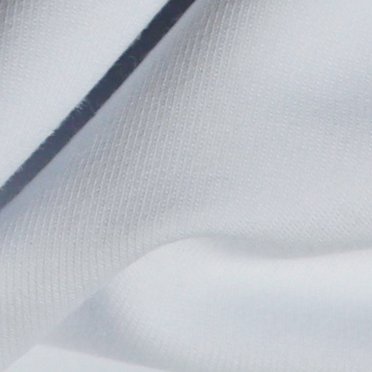Close-up van hoogwaardig wit T-shirt stof, met zichtbare textuur en fijne weefstructuur voor een luxe en duurzame uitstraling.